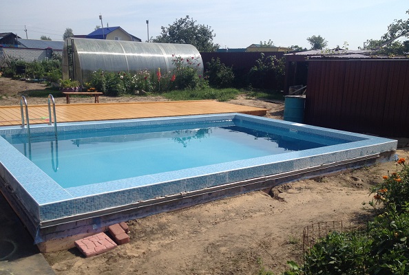 Monolithic pool deck of a swimming pool pouring in the township Bolshoye Kozino in Nizhny Novgorod region